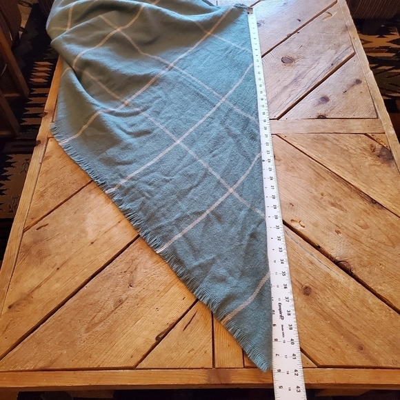 ð
ºnew Green Tan Shall wrap with fringe one size fits all Smoke free home - Picture 2 of 7